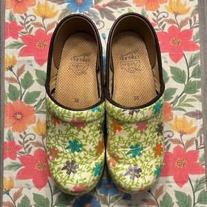 EUC Dansko clogs. Size EU 38.